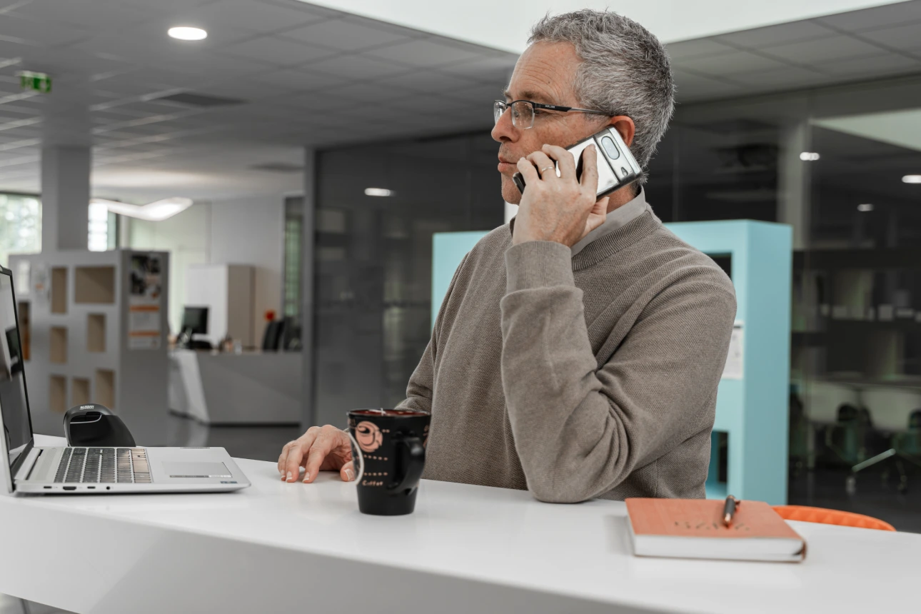 David Aumont en appel avec un client — Contactez lagence web Artdim Carcassonne